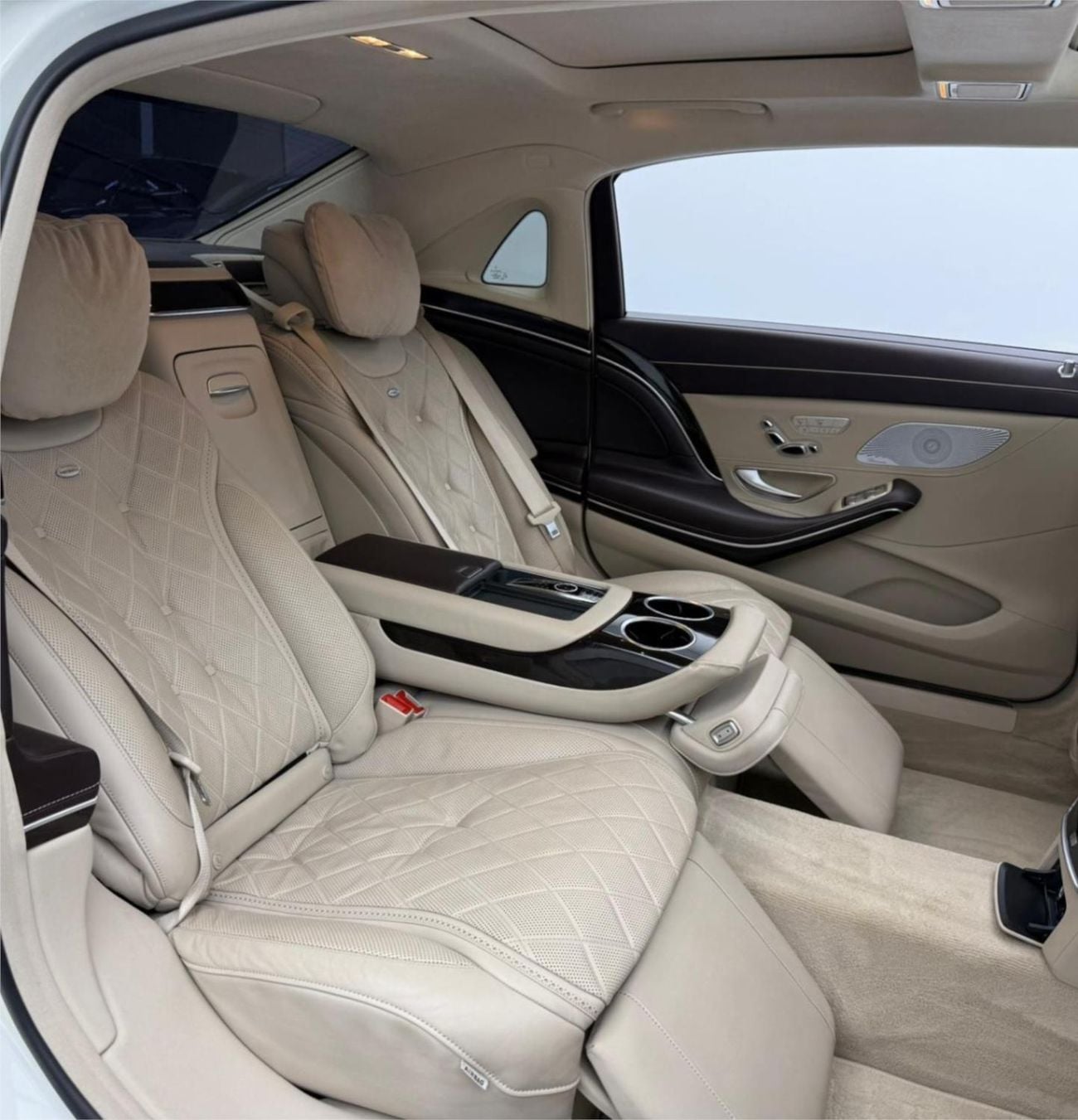 Mercedes Benz S560 STANDARD 2025 Land Rover Defender 90 HSE, Agency Warranty+Full Service History, Middle East Specs.