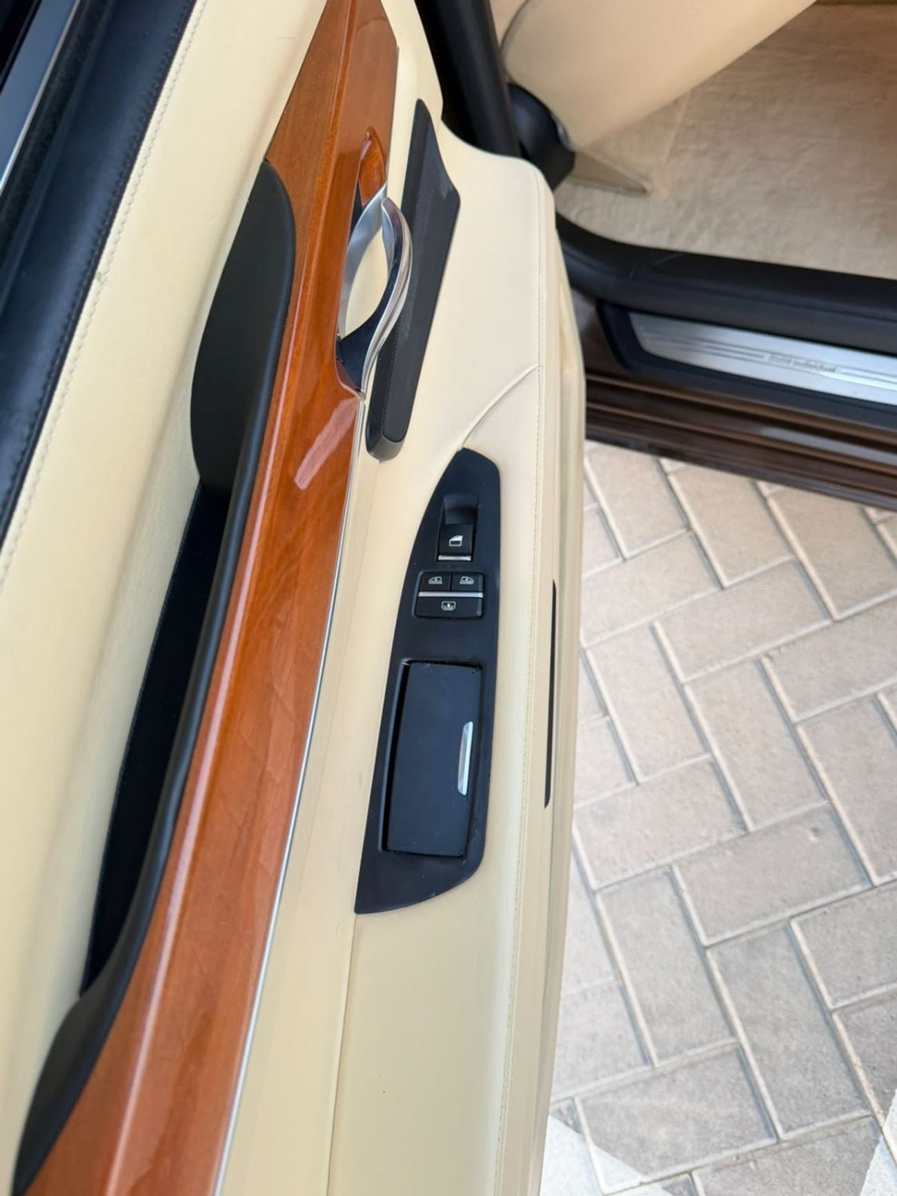 BMW 750Li EXCLUSIVE 4.4L V8 twin-turbo engine producing 407 hp, 8-speed