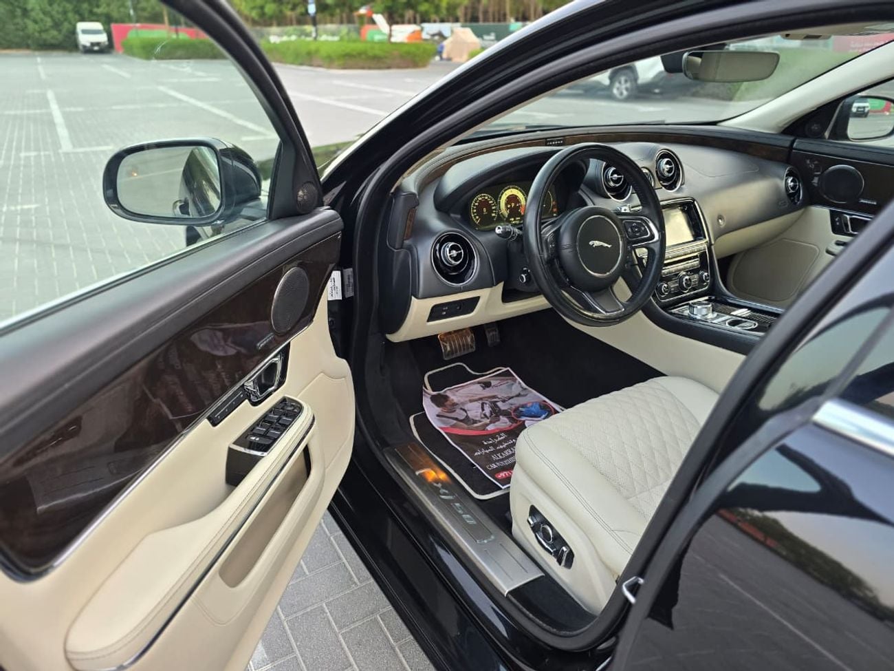 Jaguar XJ 50 - LWB Jaguar XJ 50 / 2019 V6 3.0L GCC Specs | Orginal paint | Accidrnt free | 2Keys | Perfect condition