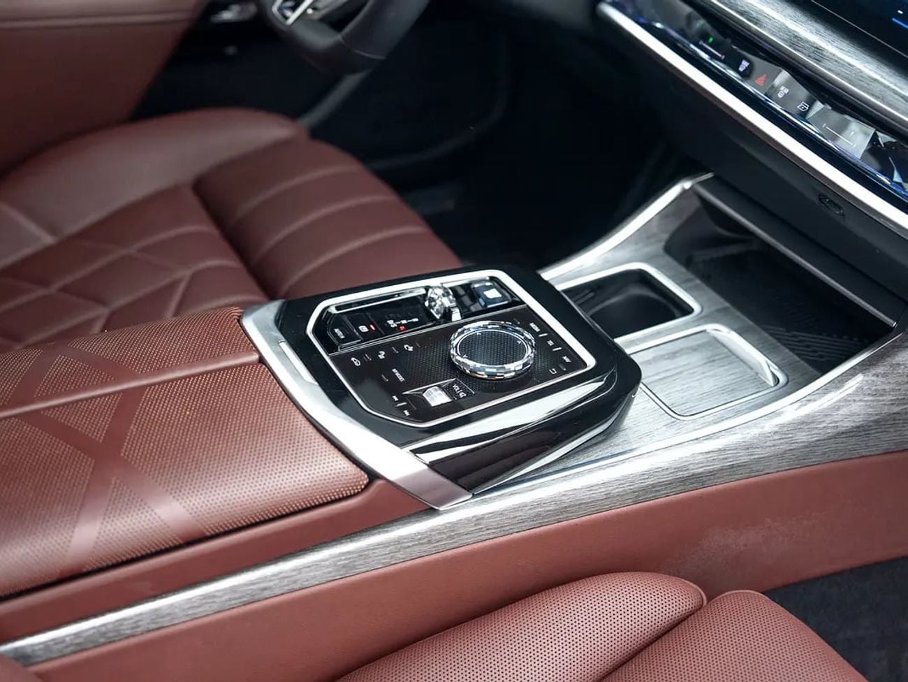 BMW 740i M SPORT BOWERS & WILKINS | PANORAMIC GLASS ROOF | BURGUNDY LEATHER
