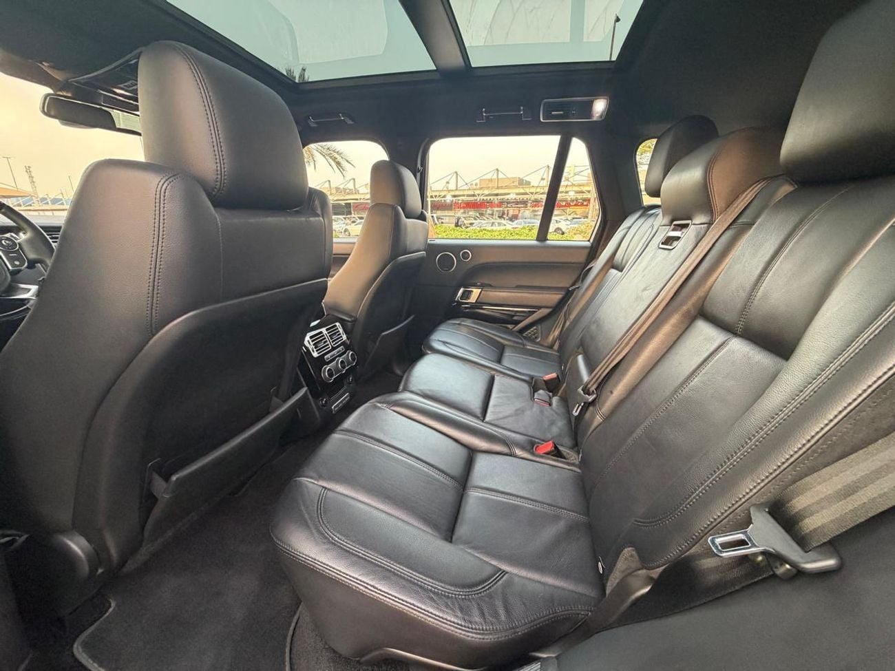 Land Rover Range Rover HSE Land Rover Range Rover HSE 2016 GCC Specs Full Service History 2 Keys First Owner One Year Warranty