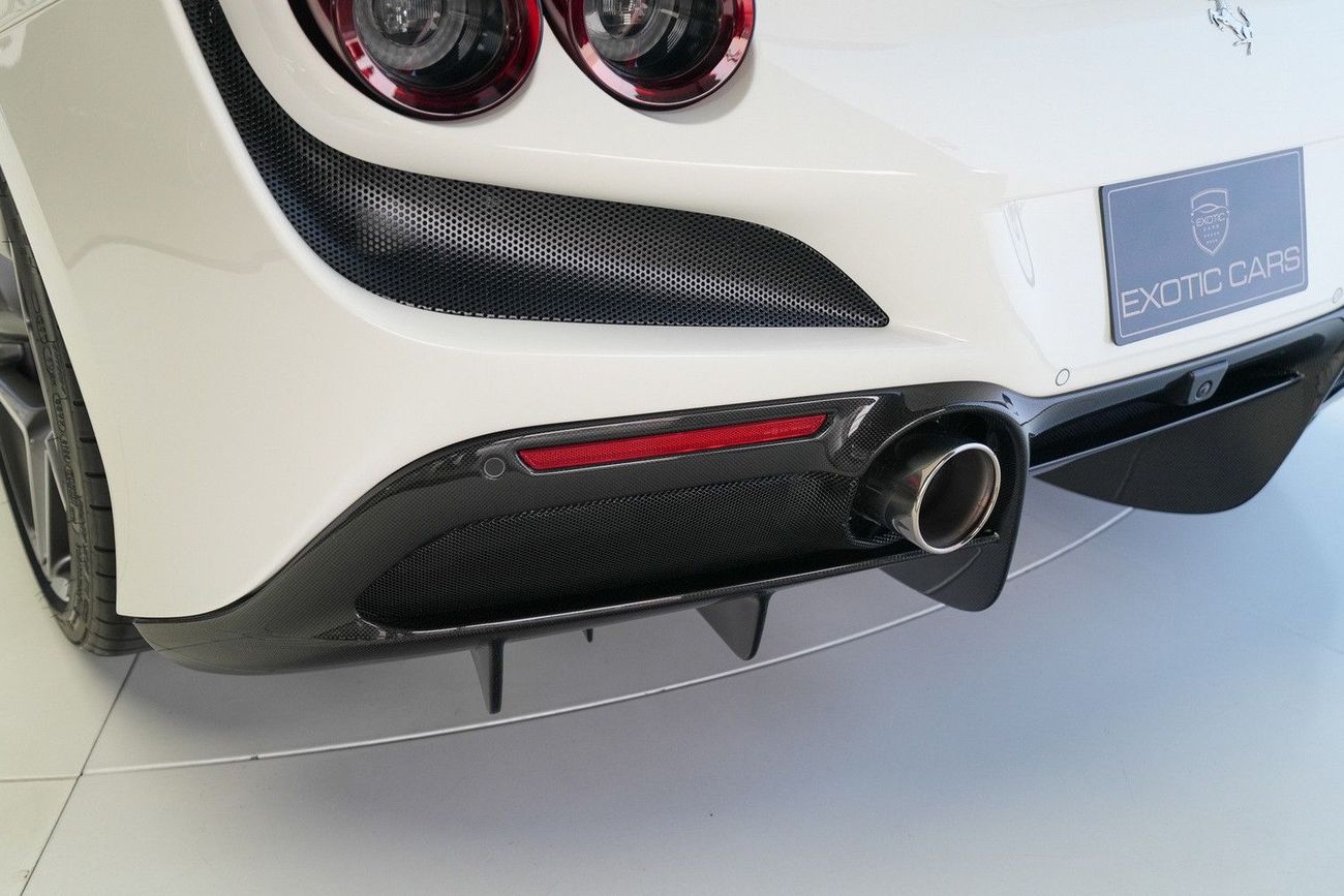 فيراري ف ٨ سبيدر STD (3.9L · 8 Cyl · Automatic · Petrol · Convertible · Rear Wheel Drive · 2 Seats · 2 Door)