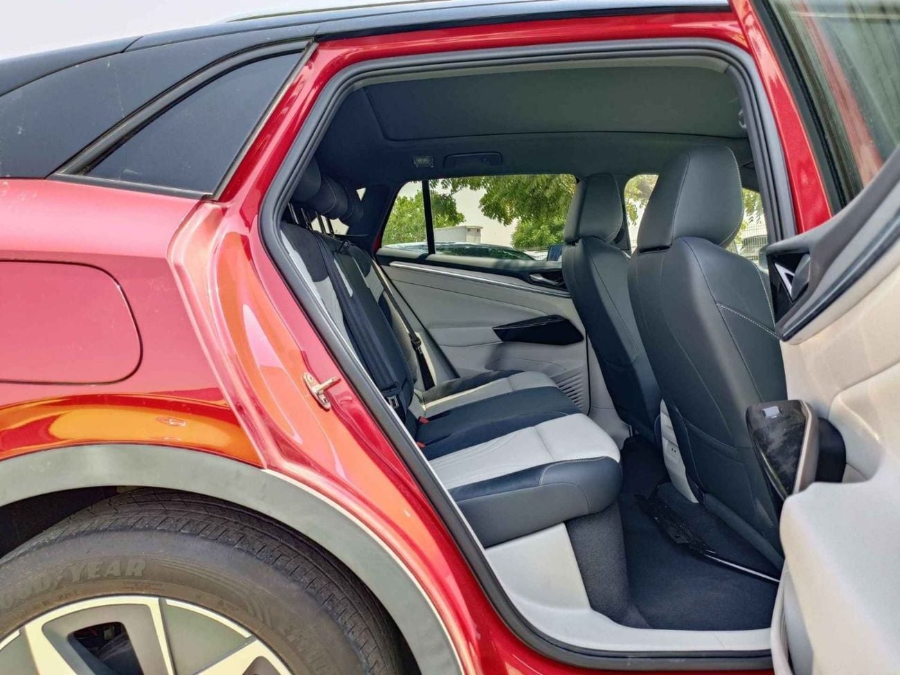 Volkswagen ID.4 CROZZ PRO / ELECTRIC / 360 CAMERA / HEAD UP DISPLAY / PANORAMIC ROOF (CODE # ID4P-D)