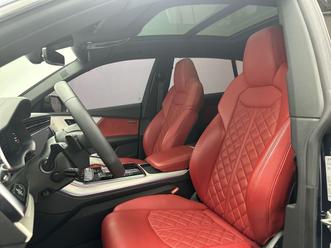 أودي Q8 55 TFSI quattro 340hp Crimson Red Edition (رقم المرجع: 53845)