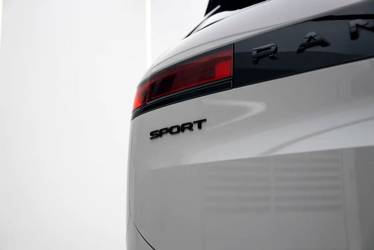 Land Rover Range Rover Sport HSE DYNAMIC P440e Plug-In Hybrid | 19,000 KM | Black Contrast Roof