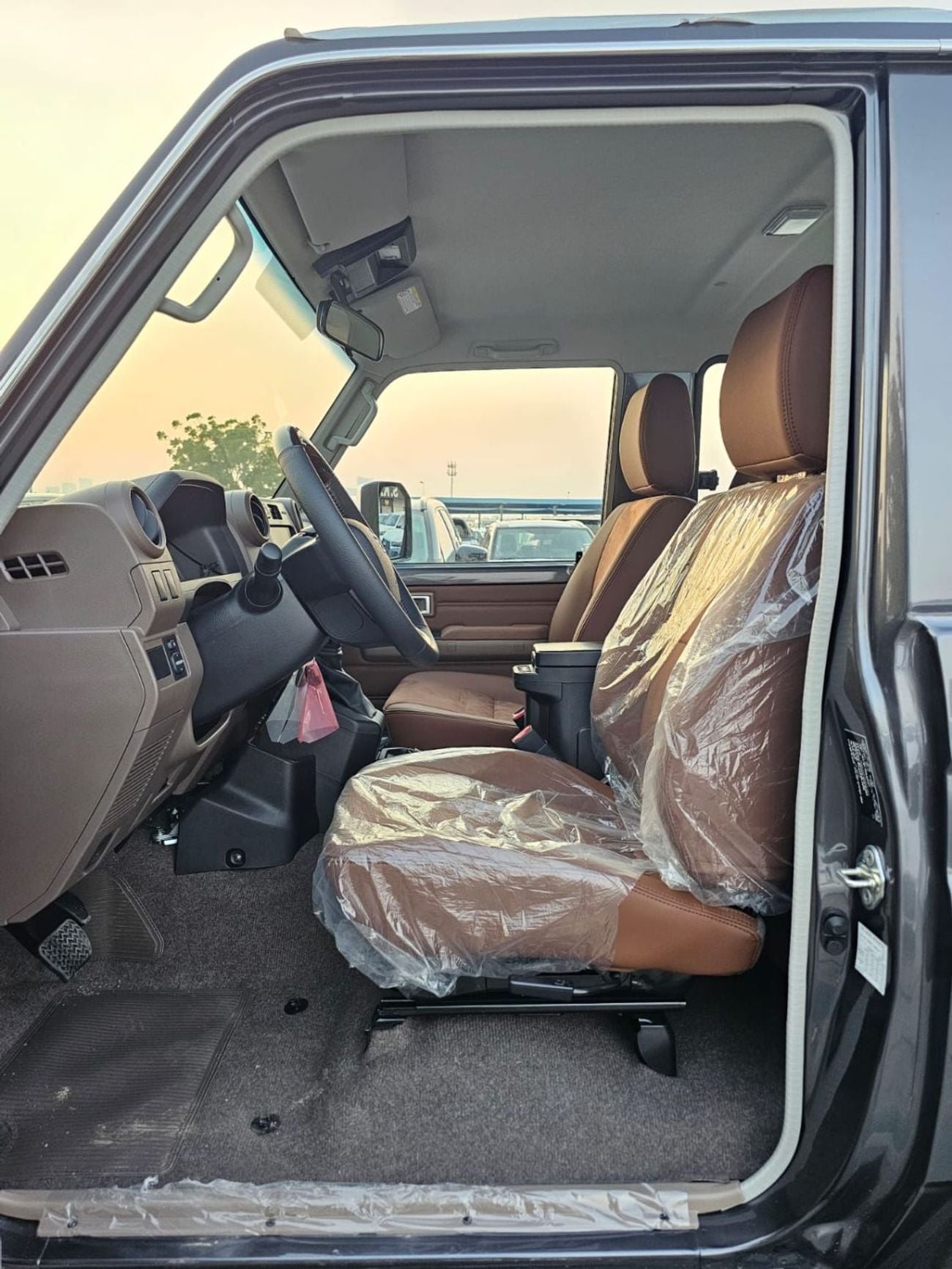 تويوتا لاند كروزر 70 LC71 LX HARDTOP || محرك بنزين V6 سعة 4.0 لتر، ناقل حركة أوتوماتيكي، دفع رباعي | قفل تفاضلي | ونش | L