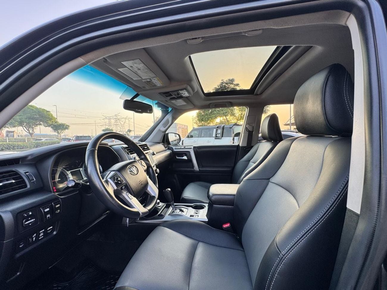 تويوتا فور رنر LIMITED V6 4.0L SUNROOF 4X4 7SEAT LEDAR PERFICT CONDATION CANADIAN SPECIFIC