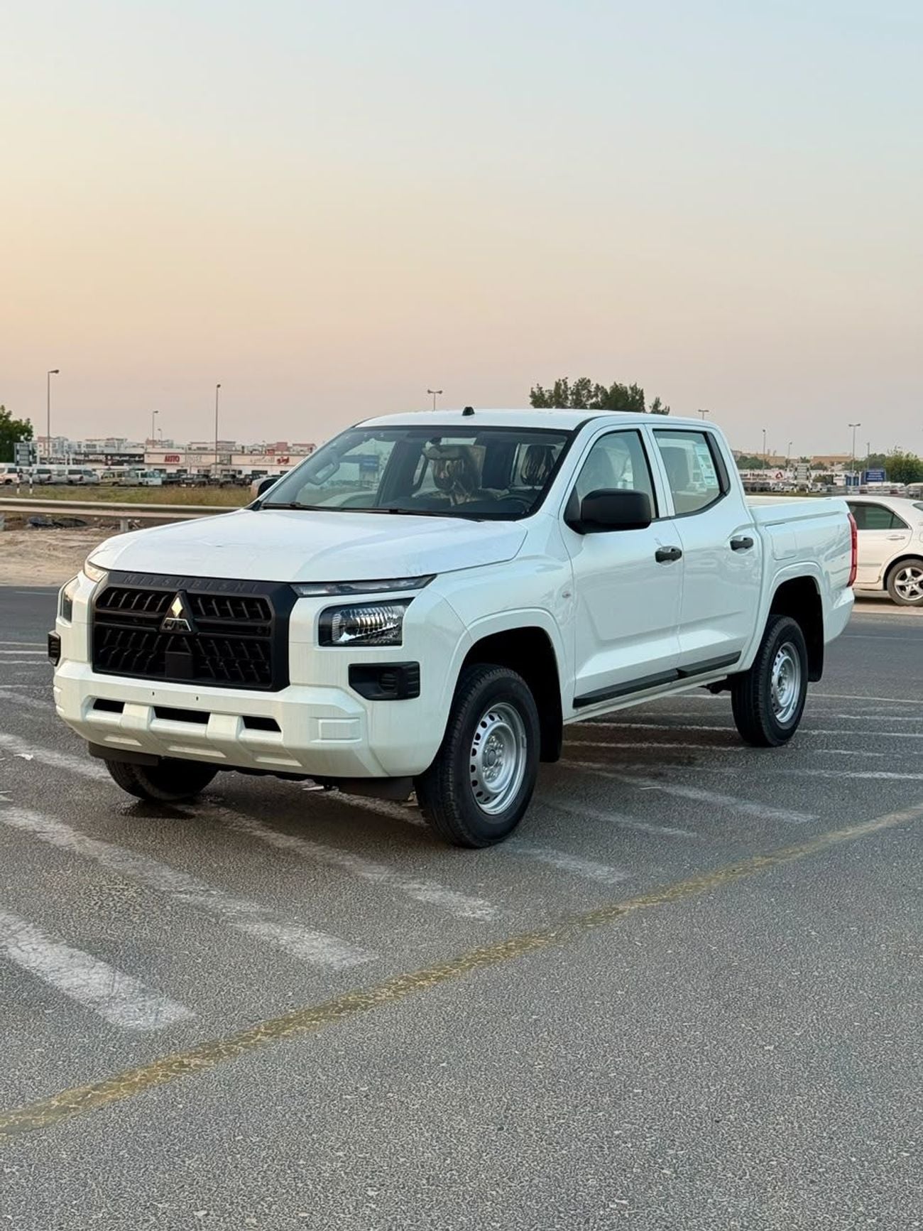Mitsubishi L200 GLX MiTsUBiSHi - L-200 - M-Line - 2.4L - DC - MT - STaNDaRD - 2026 - WHiTE
