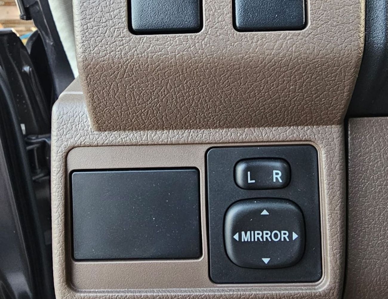 Toyota Land Cruiser 70 LC76 HARDTOP 5DOOR || 4.0L PETROL V6 A/T | FULL OPTION / LEATER SEATS / REAR CAMERA / OVER FENDER /