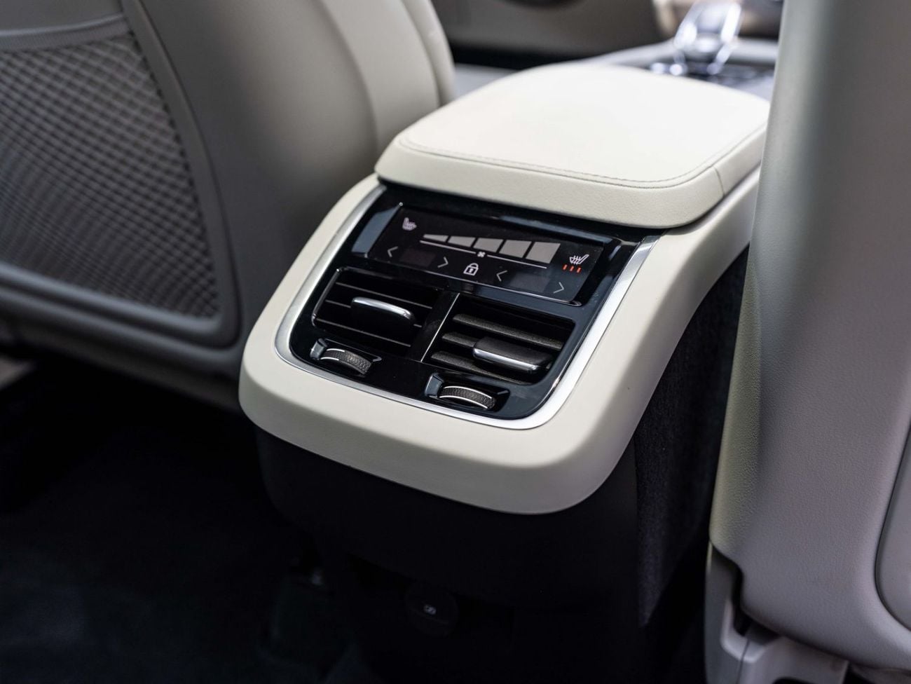 Volvo XC90 B6 Ultimate Bright Volvo XC90 B6 2024 GCC specs