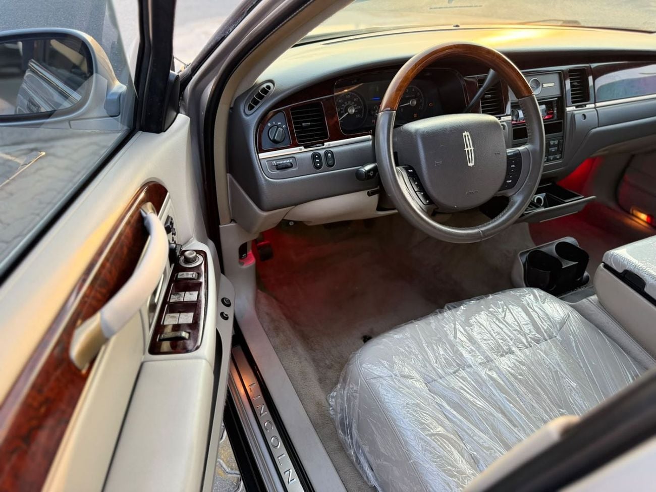 Lincoln Town Car SIGNATURE VERY CLEAN CAR LOW MILEAGE