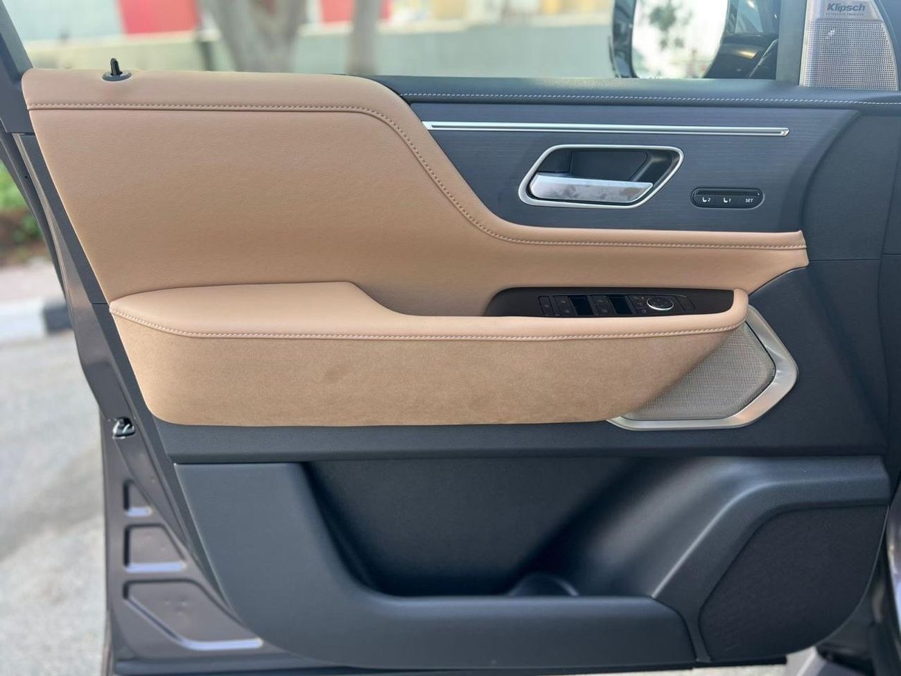 Infiniti QX80 SENSORY BENCH CHAIRS