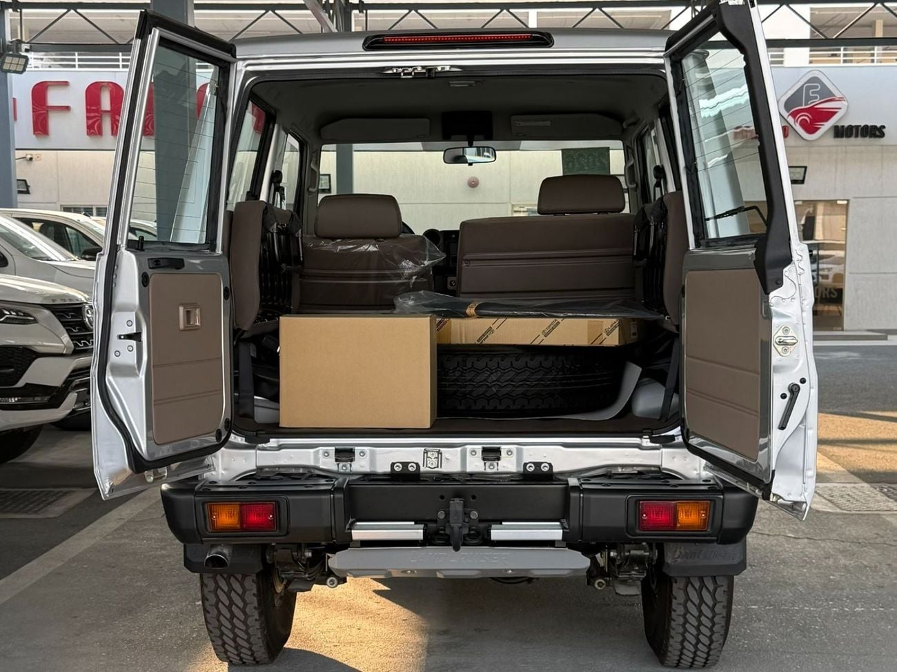 Toyota Land Cruiser 70 GRJ 71 4.0 V6 M/T **EXPORT ONLY**التصدير فقط خارج الخليج***