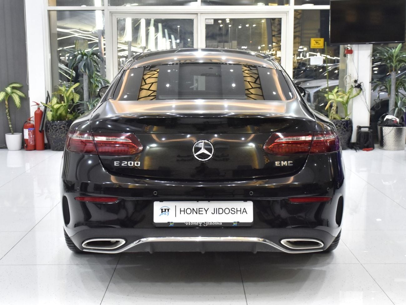 مرسيدس بنز E200 AMG عرض ممتاز لسيارة مرسيدس بنز E200 (موديل 2023) باللون الأسود بمواصفات خليجية