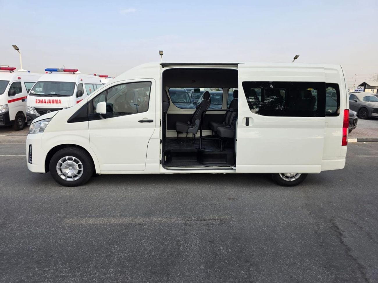 Toyota Hiace TOYOTA HIACE COMMUTER 12 SEATER DIESEL 2.8L RIGHT HAND DIVE