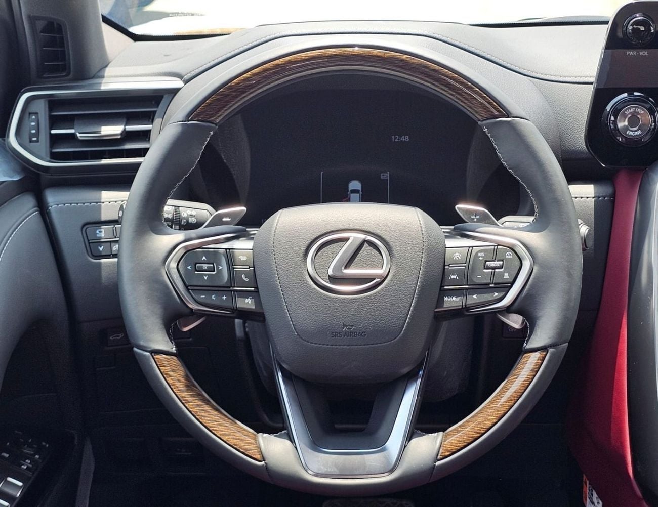 Lexus LX600 SIGNATURE || 3.5L V6 PETROL / RADAR / REAR ENTERTAINMENT SCREEN / HEADS UP DISPALY / COOL BOX (CODE