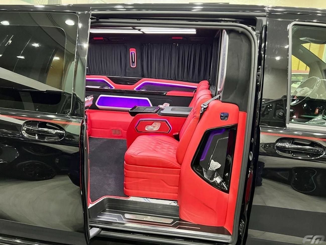 Mercedes Benz V 250 AVANTGARDE/E VIP BUSINESS VAN – FULL LUXURY OPTION | BRAND NEW | GCC | 2023 ORIGINAL BRABUS BODY KIT WITH CERTIF
