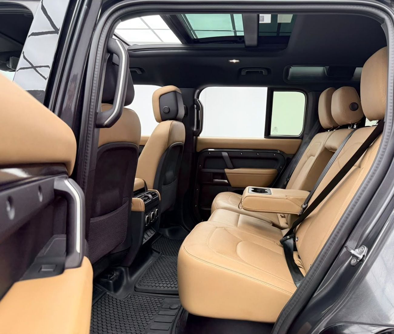 Land Rover Defender 110 X-DYNAMIC HSE P400 2025 Land Rover Defender X Dynamic 110 HSE P400, 2030 LR Warranty, Full LR Service History, GCC