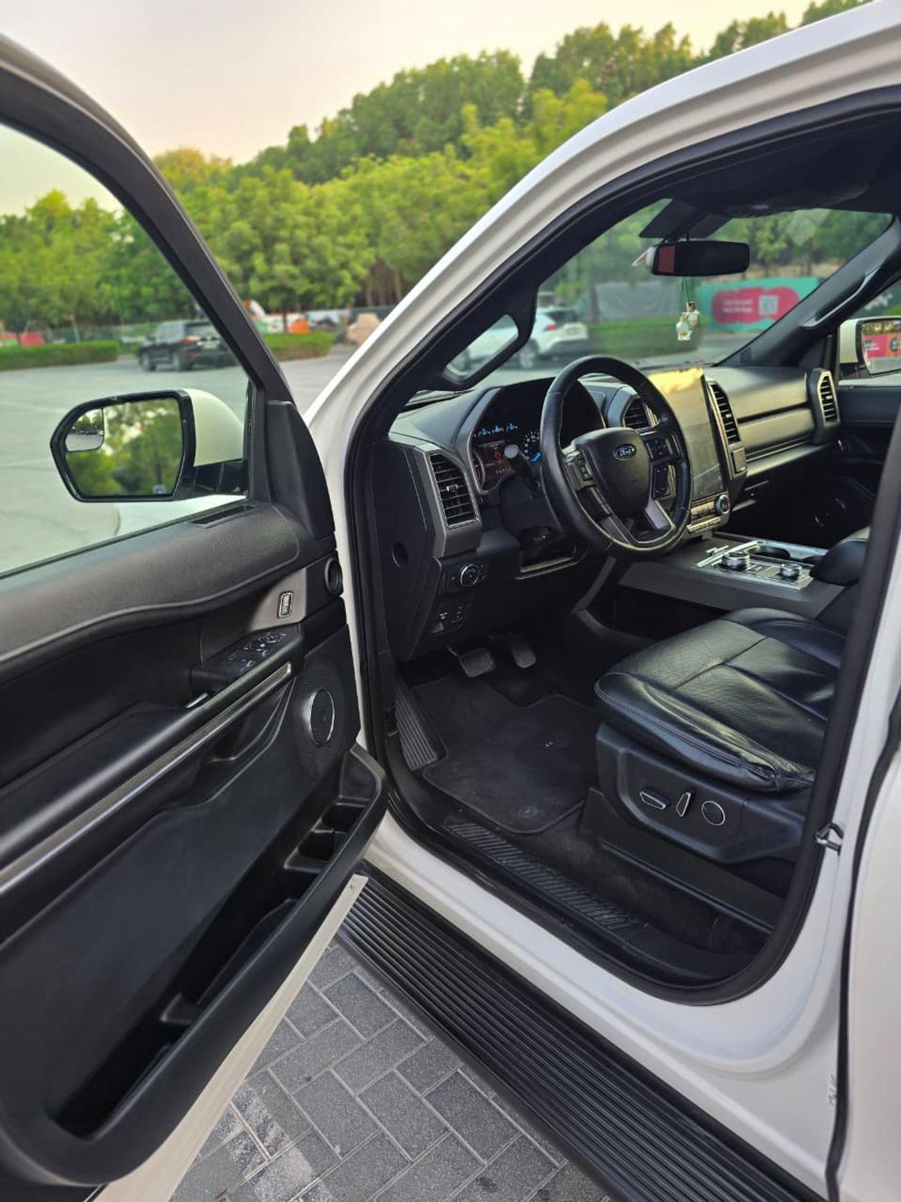 Ford Expedition XLT LTH Ford Expedition XLT 2018 GCC Specs | Full service history available | Orginal paint | Single owner