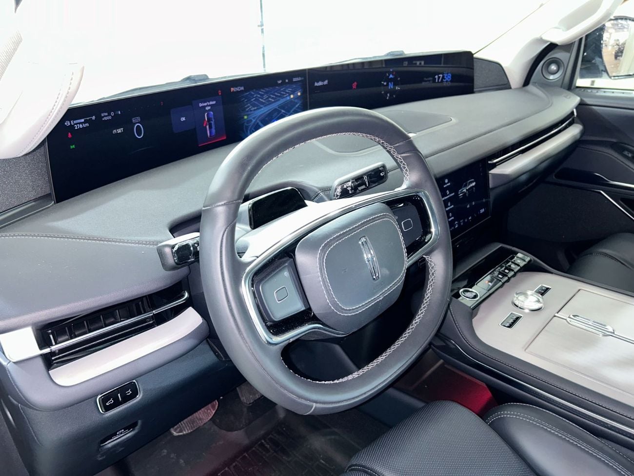Lincoln Navigator RESERVE N1525 / AL TAYER MOTORS AL QOUZ SHOWROOM