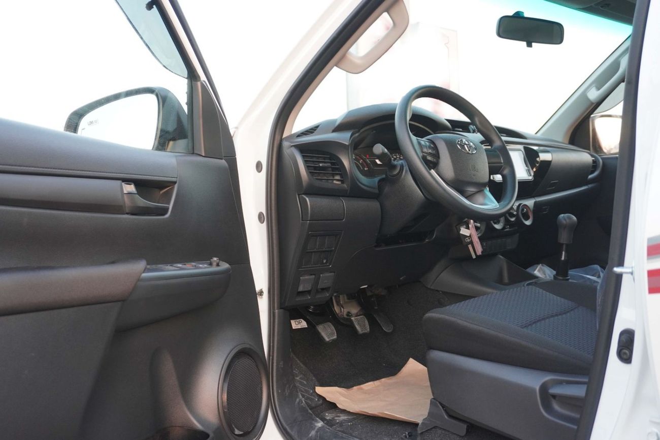Toyota Hilux DLX 4x4 DC 2.4 DSL M/T MID