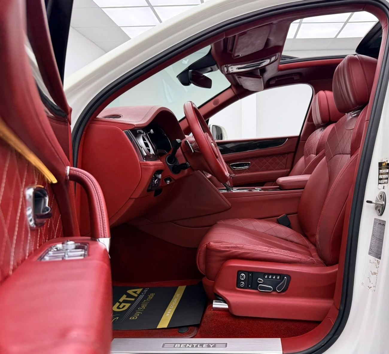 Bentley Bentayga FIRST EDITION 2017 Bentley Bentayga First Edition, Full Service History, Fully Loaded, Excellent Condition, GCC