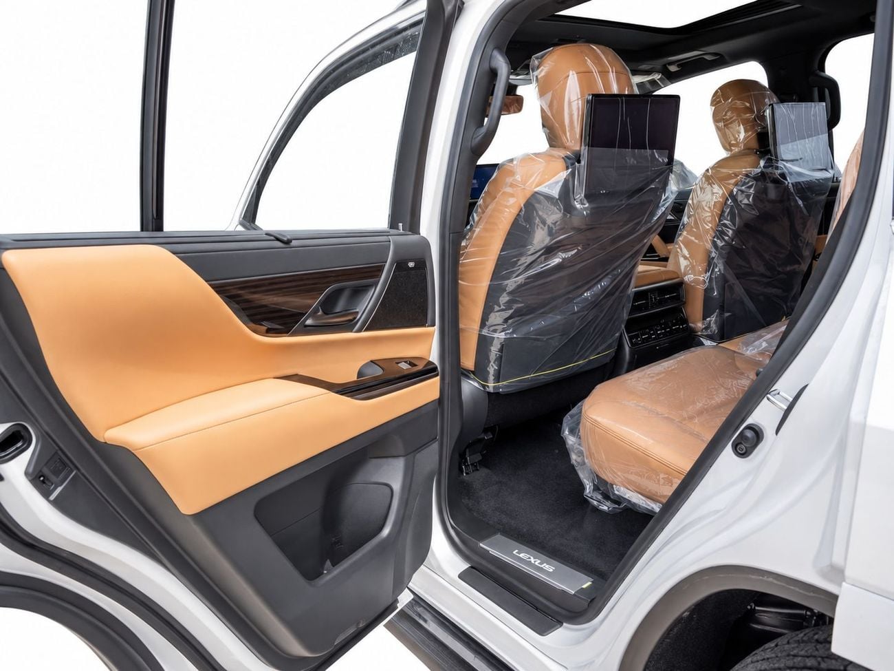 لكزس LX 700h URBAN ECTAV0006 - لكزس LX700h أوربان 2026 - محرك هجين 3.5 لتر، ناقل حركة أوتوماتيكي - لون أبيض مع مقصورة د
