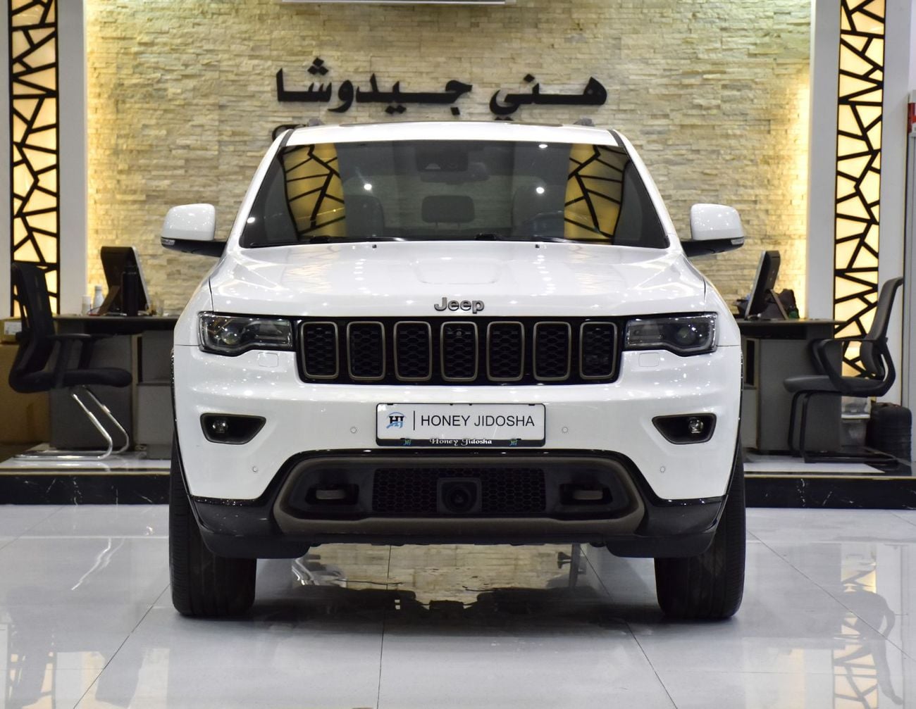 جيب جراند شيروكي LIMITED 75TH عرض ممتاز لسيارة جيب جراند شيروكي ليميتد 4x4 (موديل 2016) باللون الأبيض بمواصفات خليجية