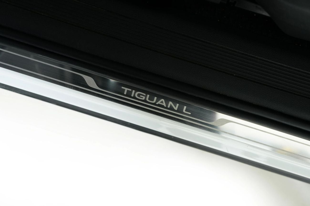 Volkswagen Tiguan ELEGANCE 300 TSI Long Wheelbase-Low Mileage-Like New-Low Fuel Consumption-Comfort