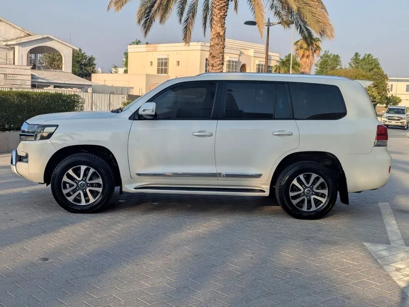 تويوتا لاند كروزر GXR محرك V6 سعة 4.0 لتر - كامل المواصفات | 42,000 كم، حالة ممتازة