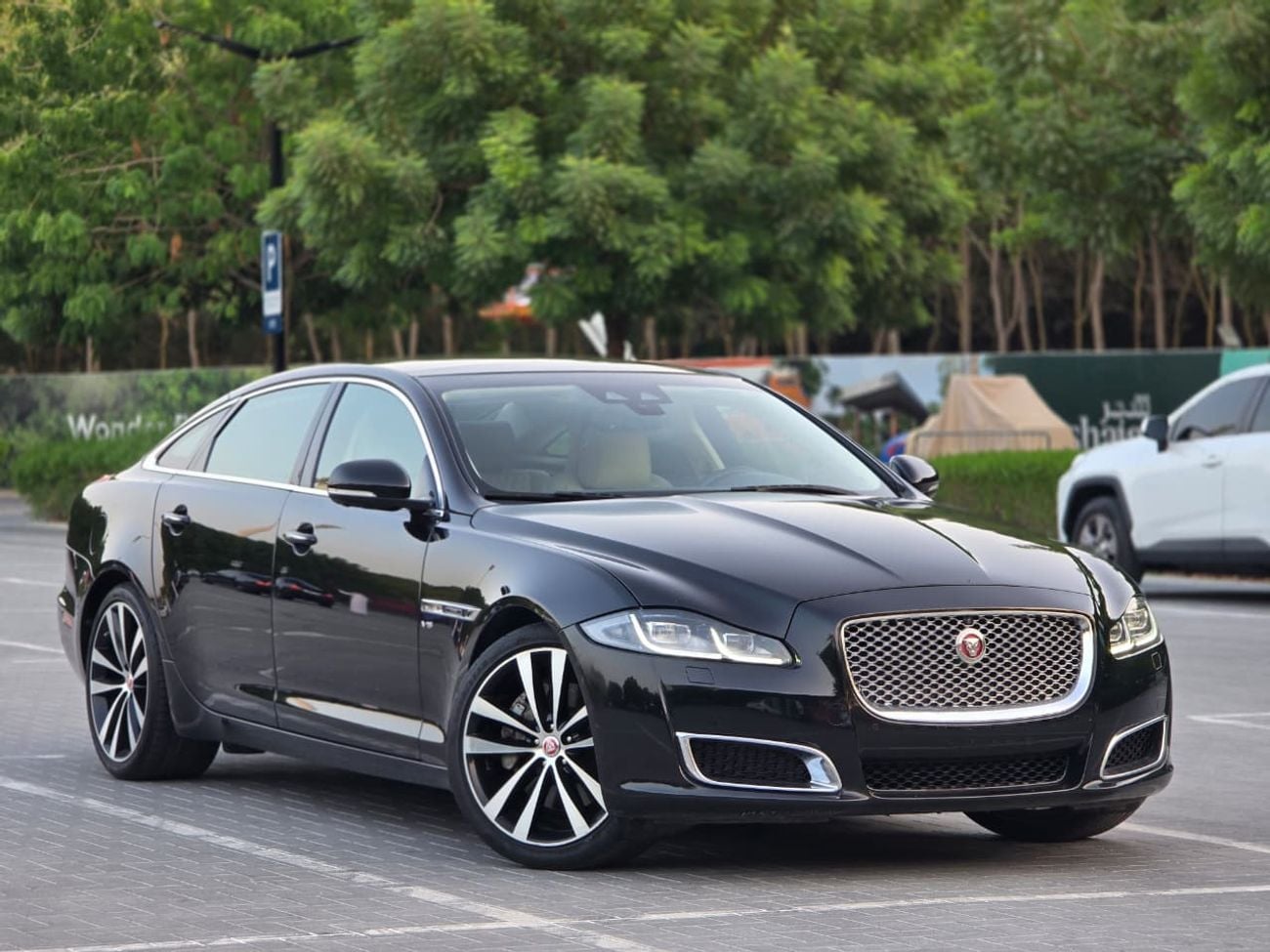 Jaguar XJ 50 - LWB Jaguar XJ 50 / 2019 V6 3.0L GCC Specs | Orginal paint | Accidrnt free | 2Keys | Perfect condition