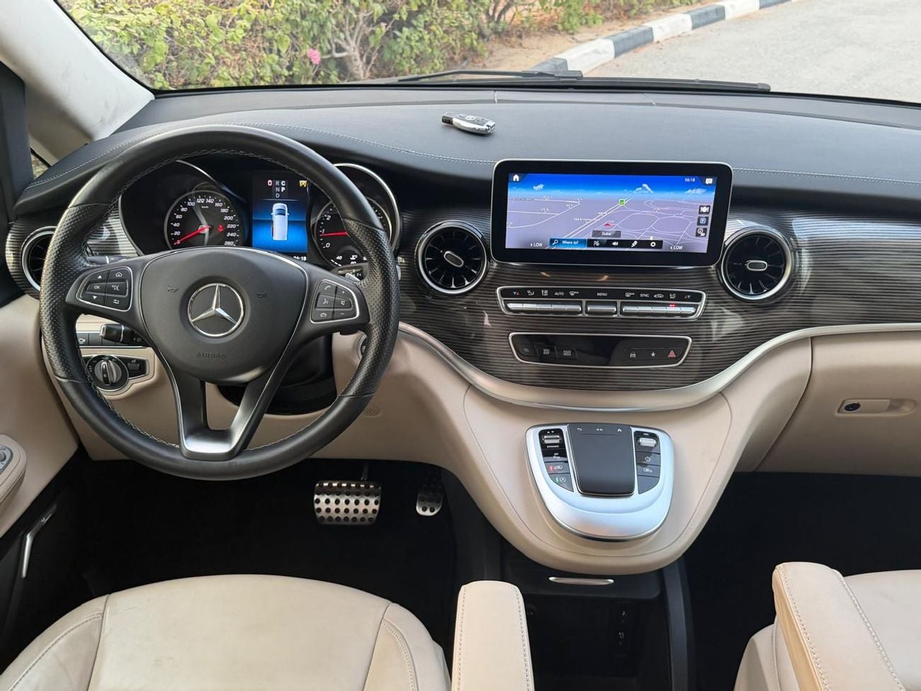 مرسيدس بنز V 250 AVANTGARDE/E MERCEDES BENZ V250 2023 GCC WITH SERVICE CONTRACT IN LOW MILEAGE FULL SERVICE HISTORY TWO KEYS
