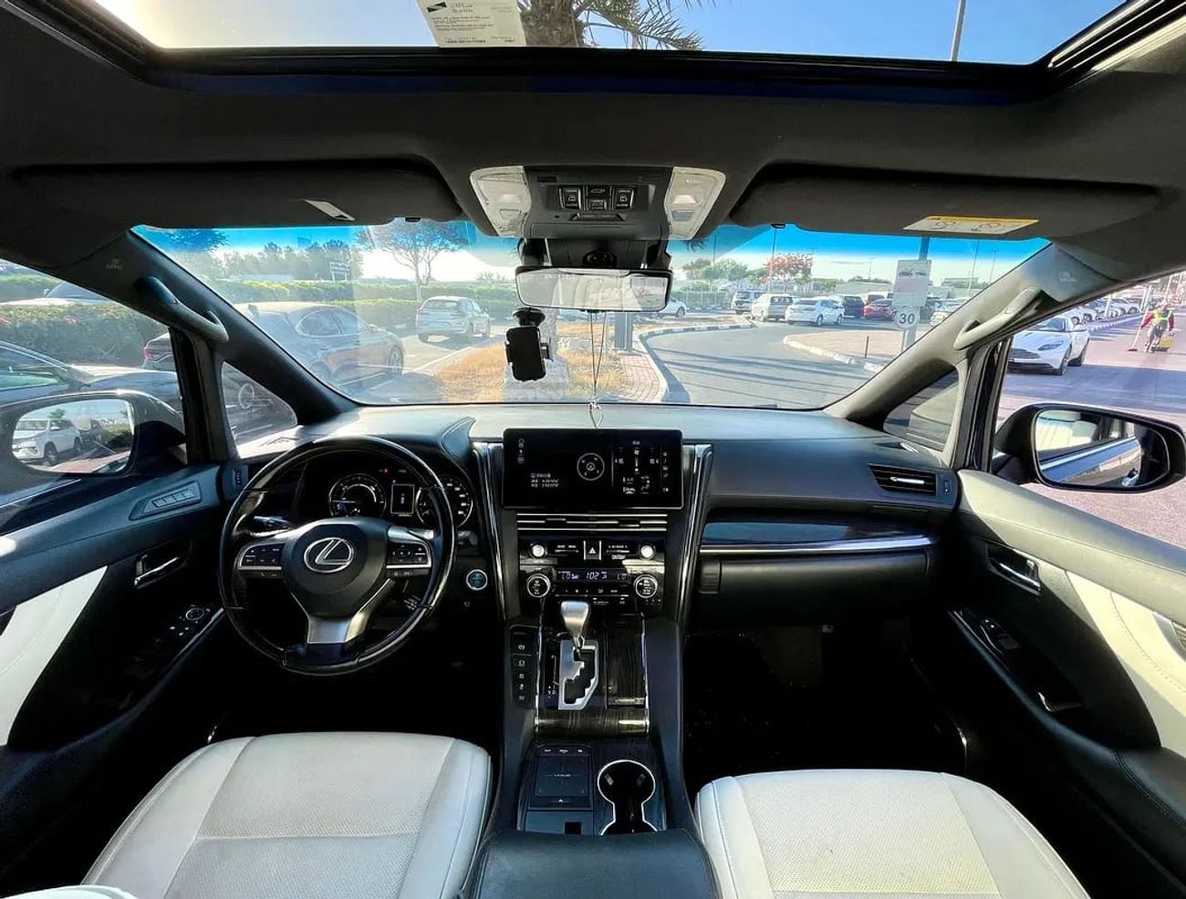 لكزس LM 300H LM 300h European Specs Luxury MPV