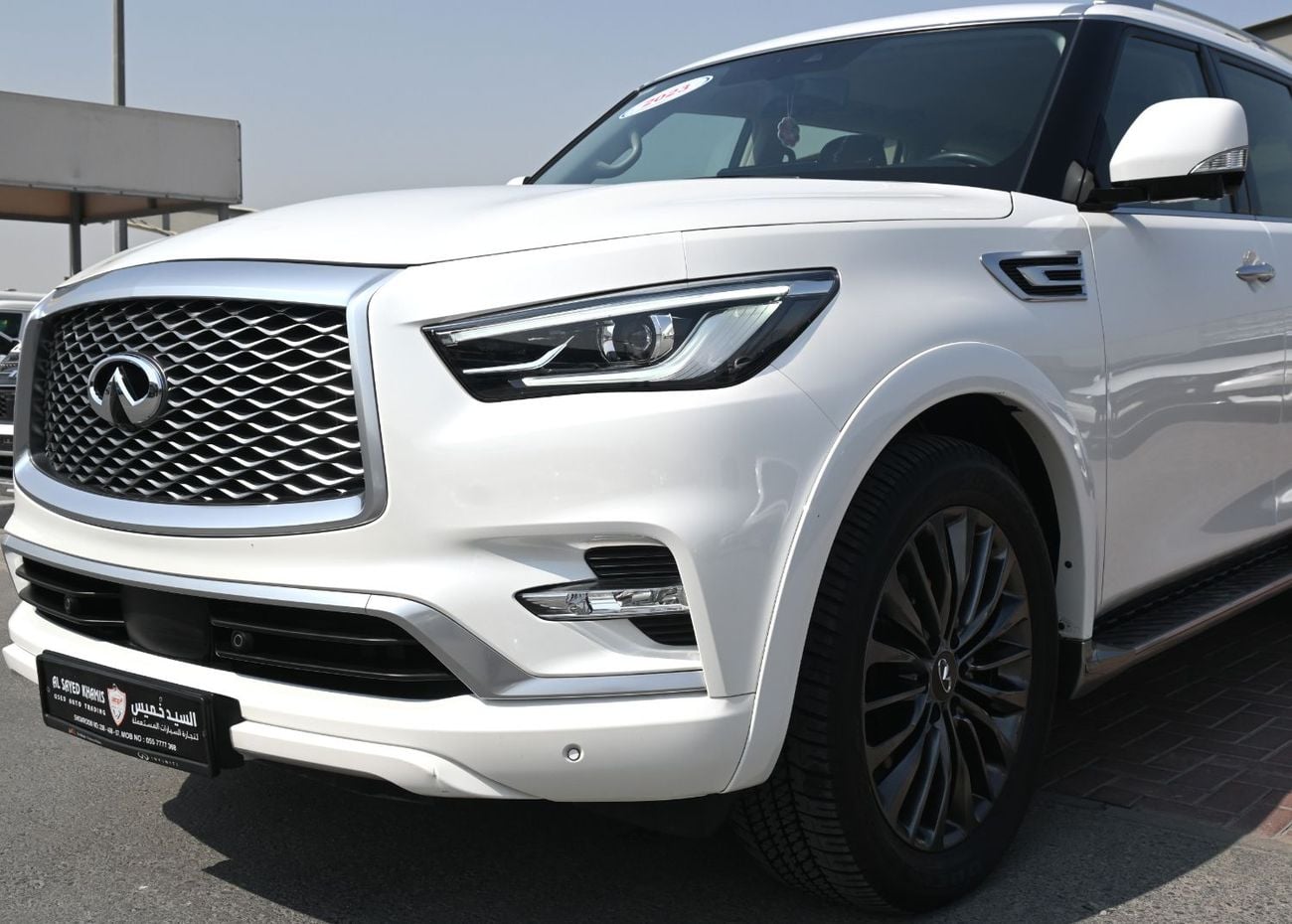 Infiniti QX80 LUXE SENSORY PROACTIVE BLACK EDITION