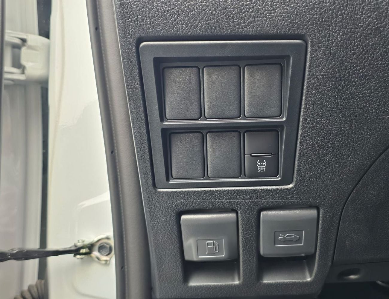 Toyota Hilux TOYOTA HILUX SR5 WIDE BODY DOUBLE CABIN || 2.4L DIESEL V4 M/T 4WD | DIFF-LOCK | REAR CAMERA | AUTO A