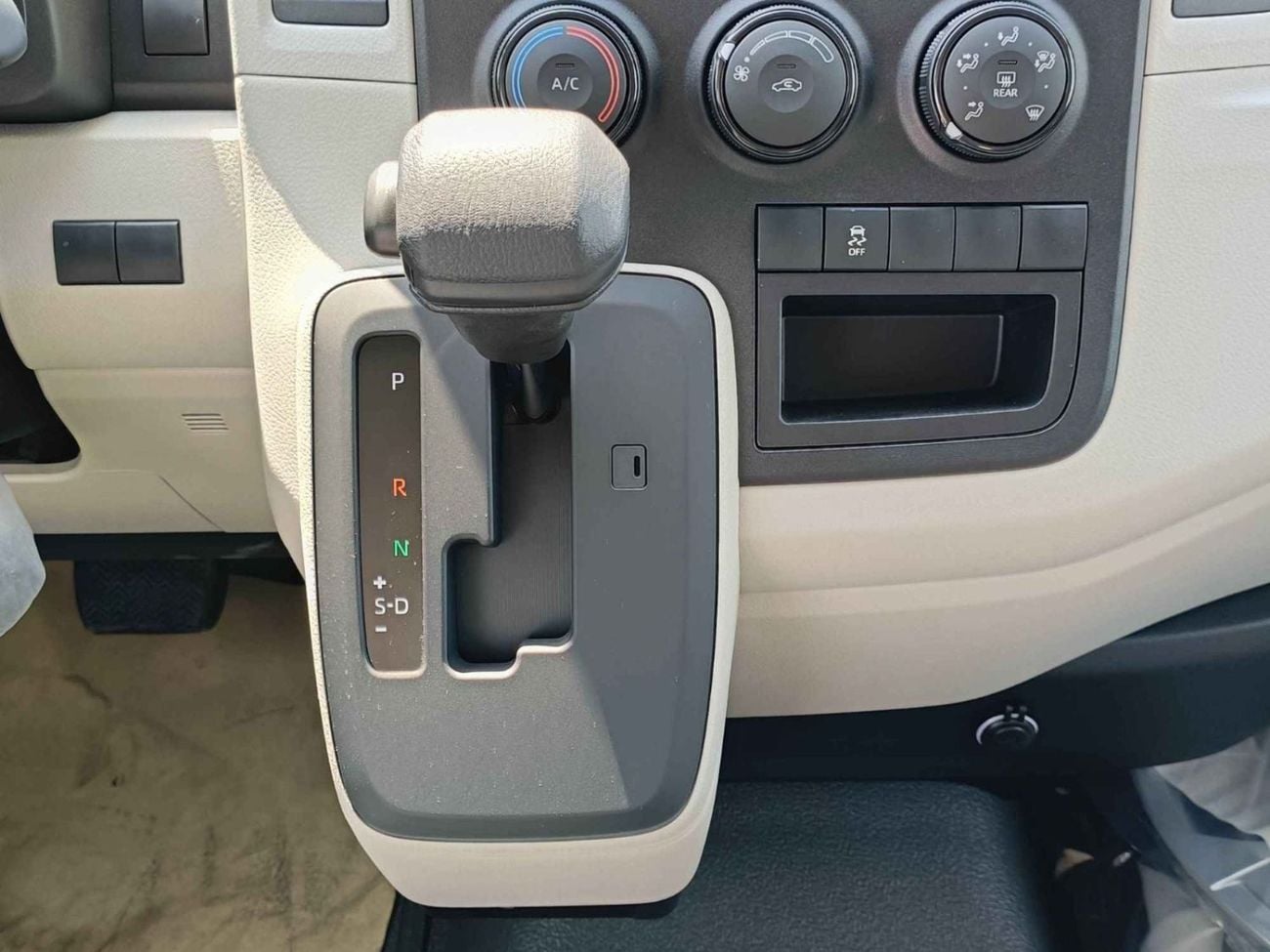 Toyota Hiace TOYOTA HIACE CARGO LOW ROOF || 3.5L PETROL A/T V6 (CODE # HCLRAE)