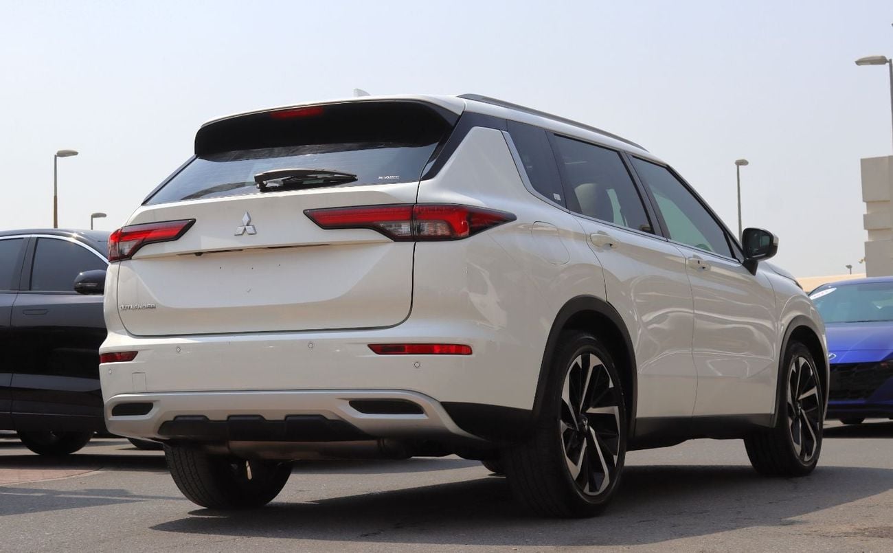 ميتسوبيشي آوتلاندر GLS HIGHLINE خالية من الحوادث - خليجية - طلاء أصلي - حالة ممتازة من الداخل والخارج - خط H