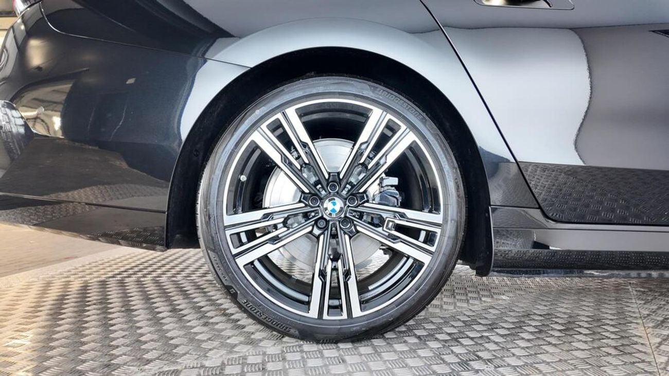 بي أم دبليو 750e xDRIVE بي إم دبليو 750E إم سبورت إكس درايف للتصدير فقط، قيادة يمين