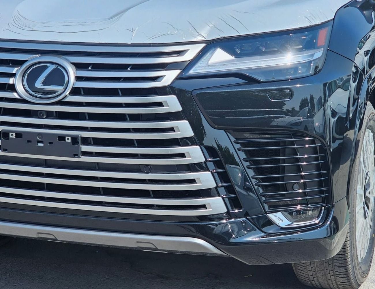لكزس LX 600 لكزس LX600 مارك ليفينسون || محرك بنزين V6 سعة 3.5 لتر، ناقل حركة أوتوماتيكي، دفع رباعي | رادار، شاشة