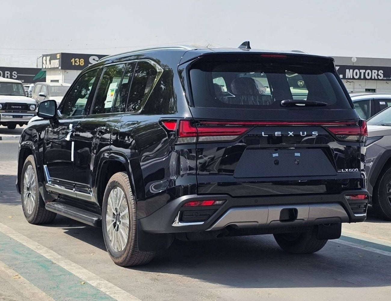 لكزس LX 600 لكزس LX600 مارك ليفينسون || محرك بنزين V6 سعة 3.5 لتر، ناقل حركة أوتوماتيكي، دفع رباعي | رادار، شاشة