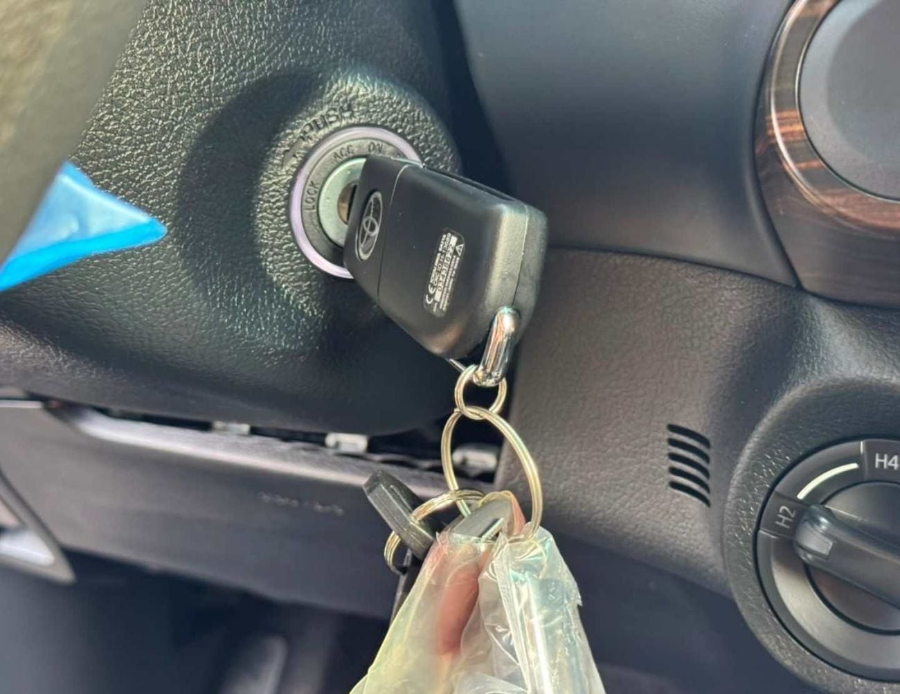 Toyota Hilux SR5 DOUBLE CABIN || 2.8L V4 DIESEL || BLIND SPOT | (CODE # HDAH1)