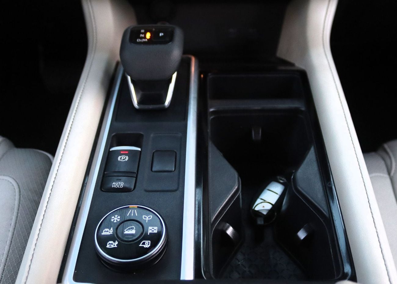 Nissan Pathfinder SV ACCIDENTS FREE - GCC - 3500 CC - 8 STR - 4WD - PERFECT CONDITION INSIDE OUT