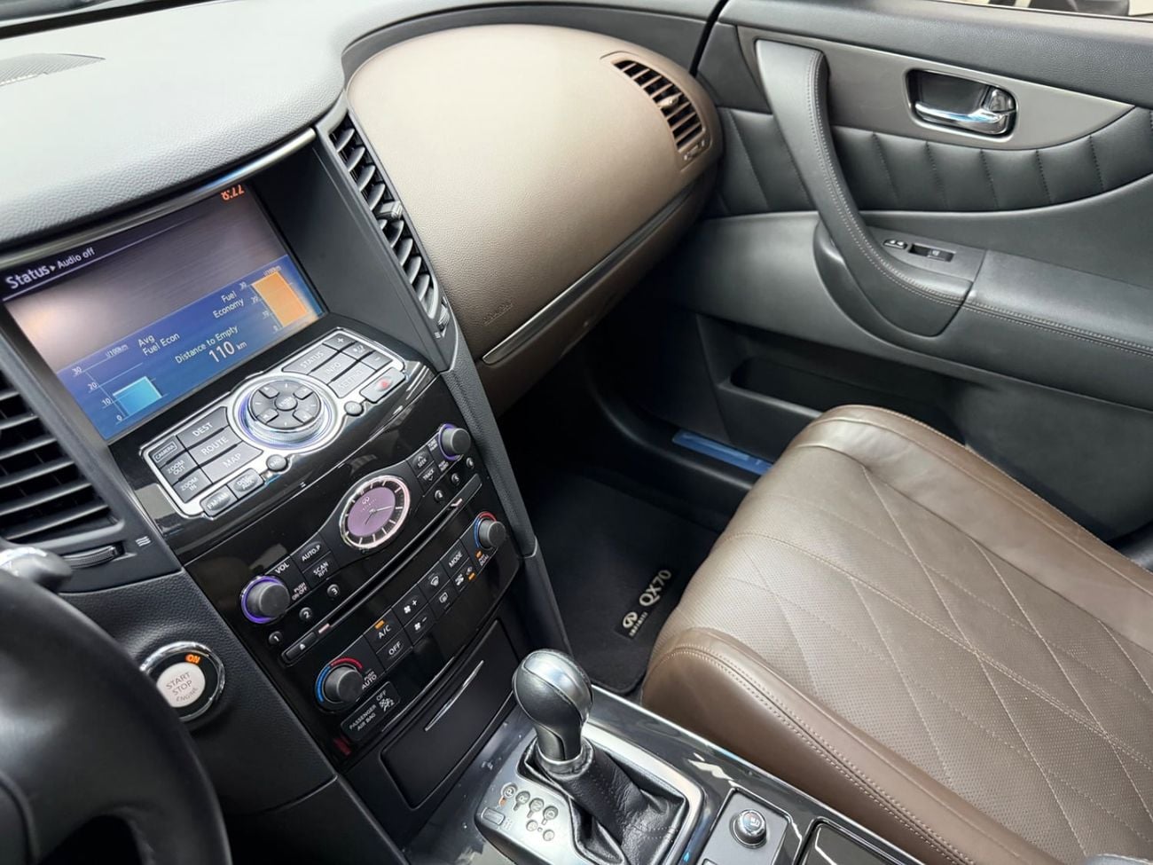 Infiniti QX70 LUXURY GCC .. Perfect condition .. V6 .. Top Range
