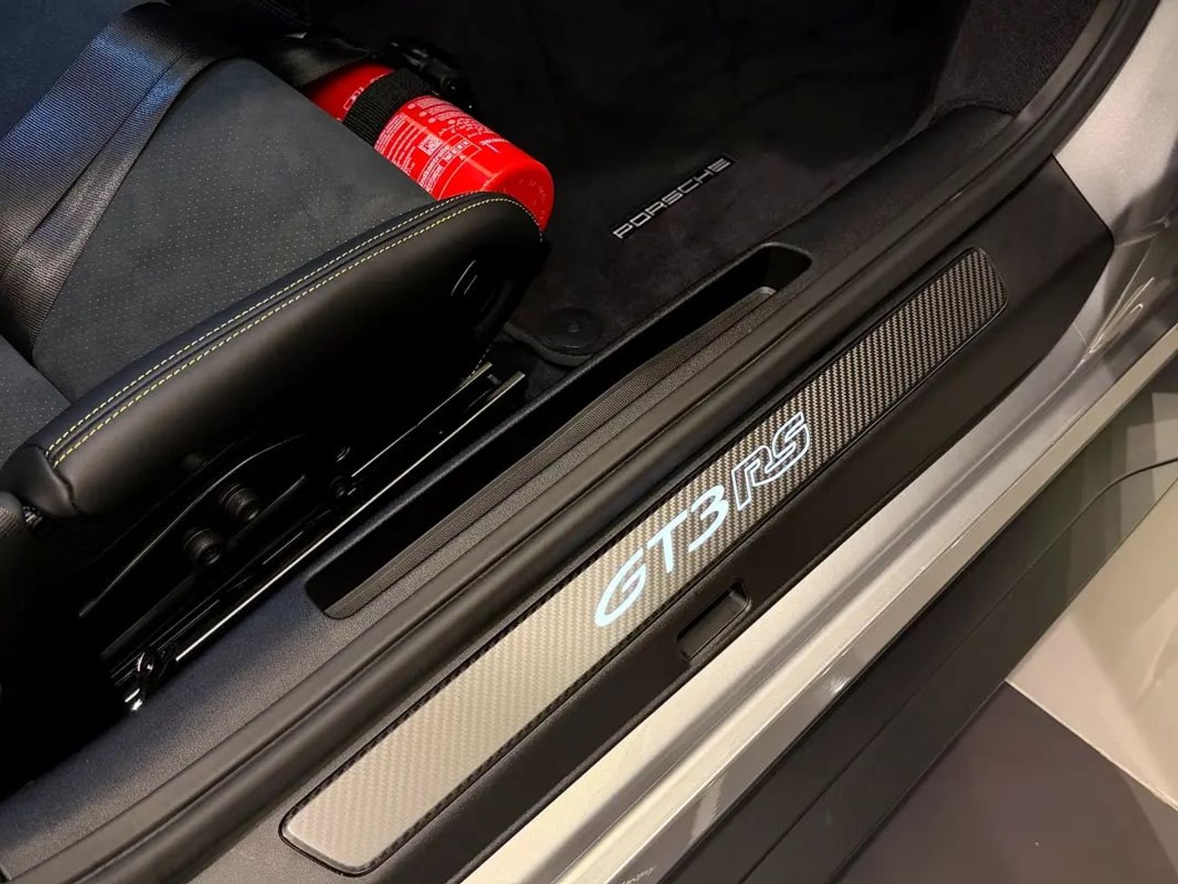 Porsche 911 GT3RS (992) Weissach Package brand