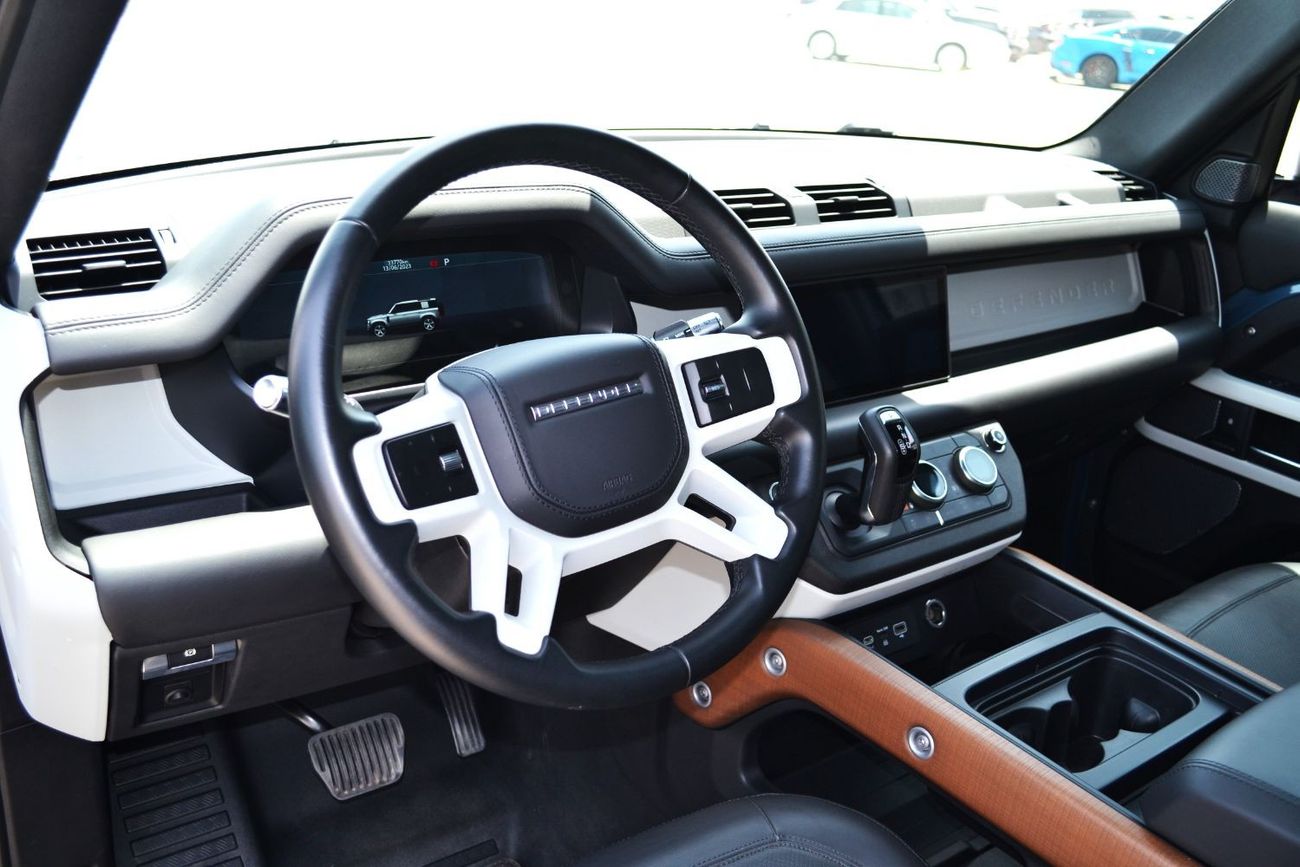 Land Rover Defender Defender 110 HSE P400 V6 2022 BRAND New car Under Warranty full option super clean car SPECS GCC