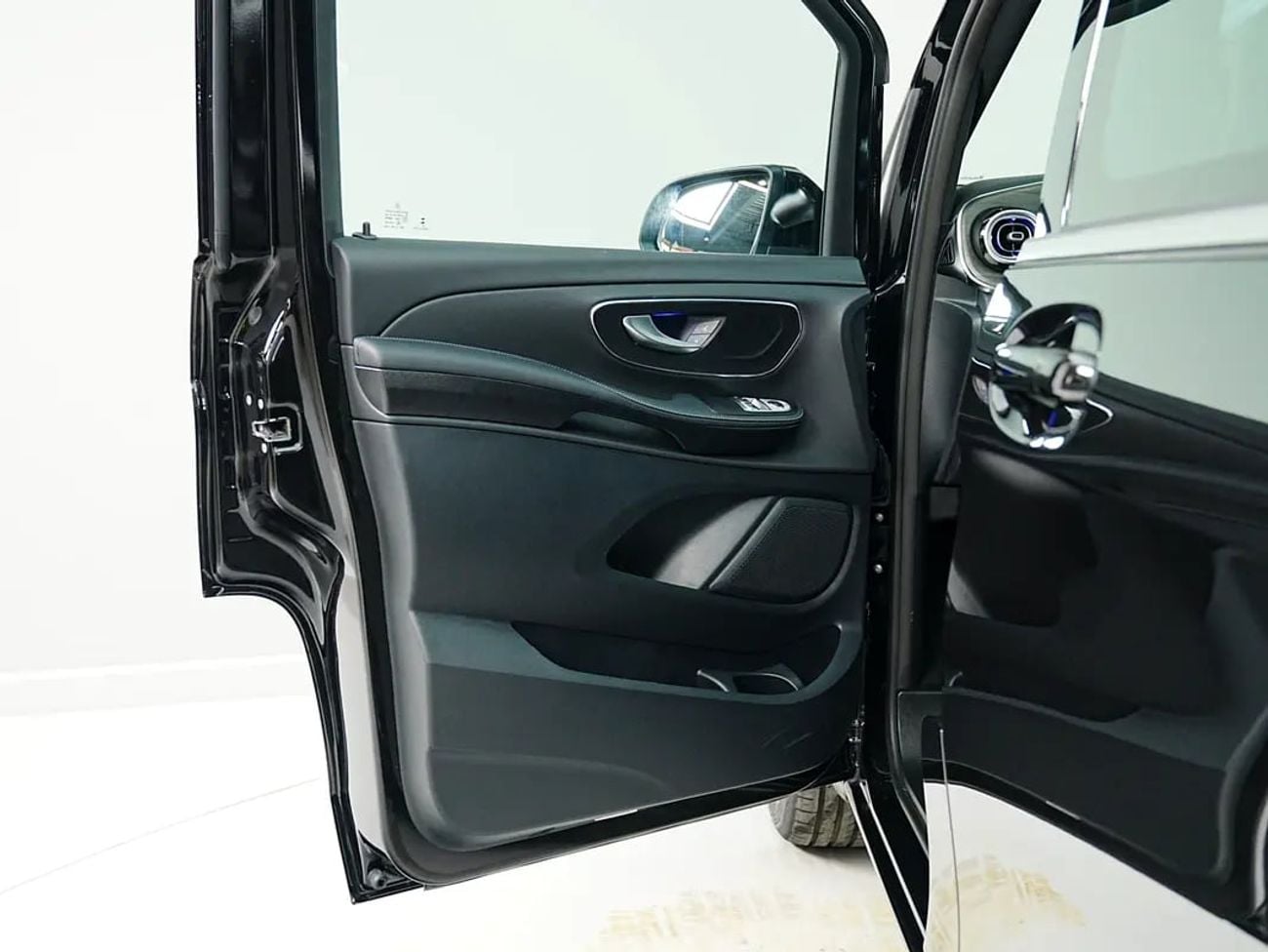 مرسيدس بنز V 300 AVANTGARDE Dealer WARRANTY | GCC SPECS | BRAND-NEW V300