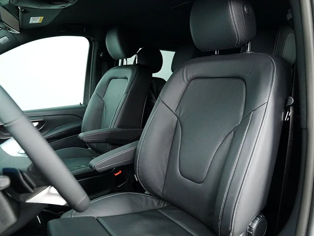Mercedes Benz V300 AVANTGARDE Dealer WARRANTY | GCC specs | V300 AVANGARDE