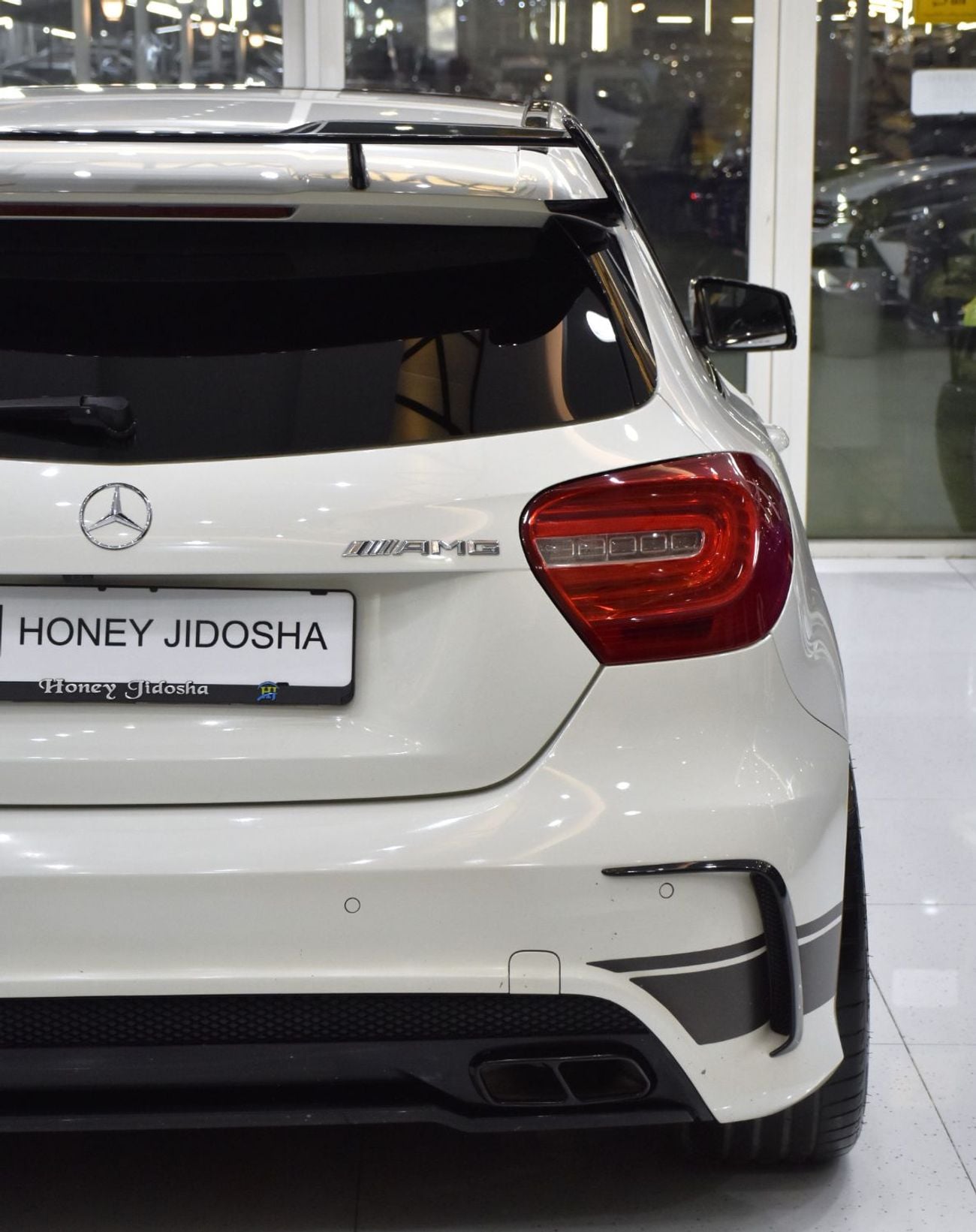 مرسيدس بنز A45 إيه إم جي عرض ممتاز لسيارة مرسيدس بنز A45 AMG 4Matic Edition 1 (موديل 2014) باللون الأبيض بمواصفات خليجية
