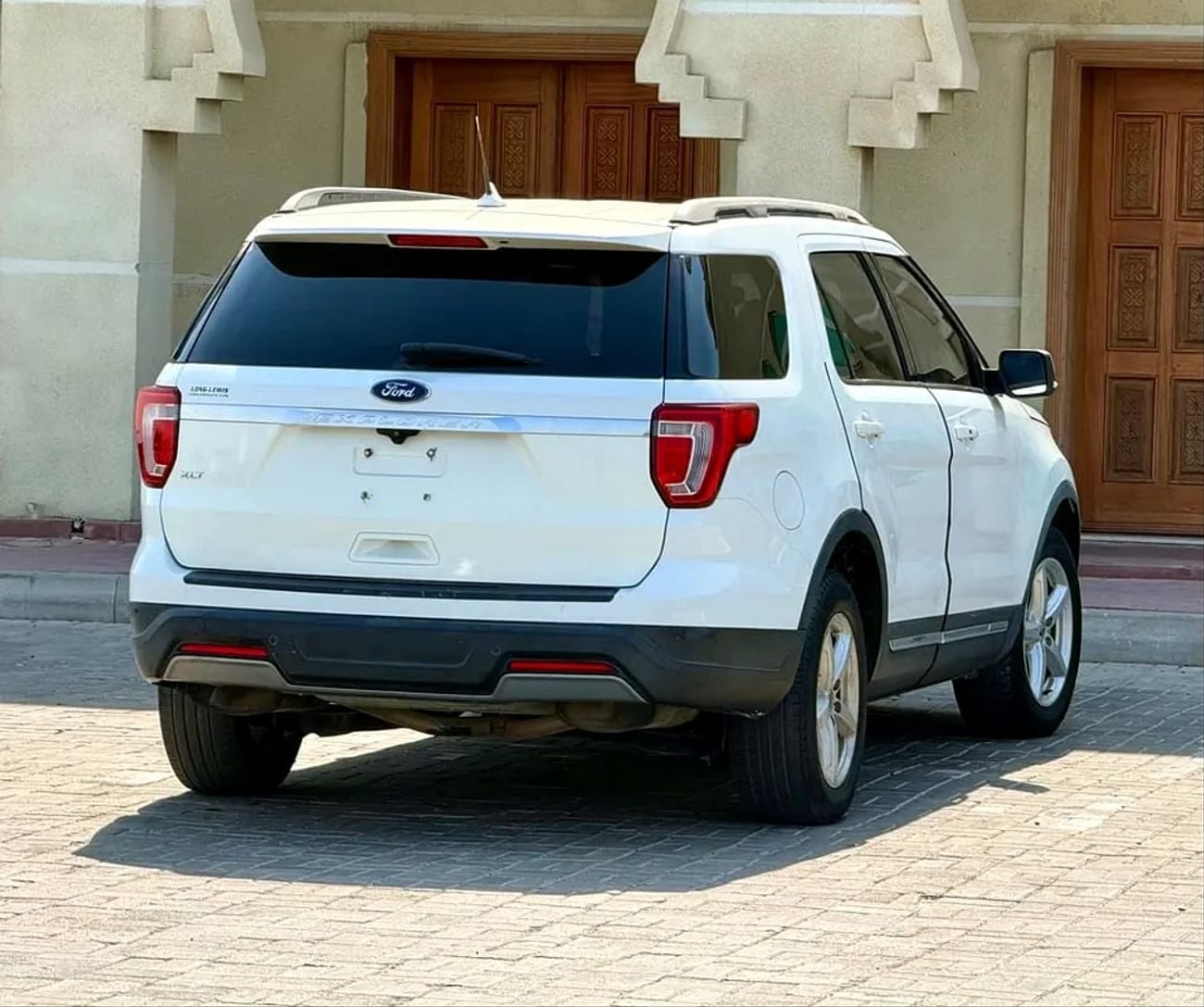 Ford Explorer XLT (American Specs)