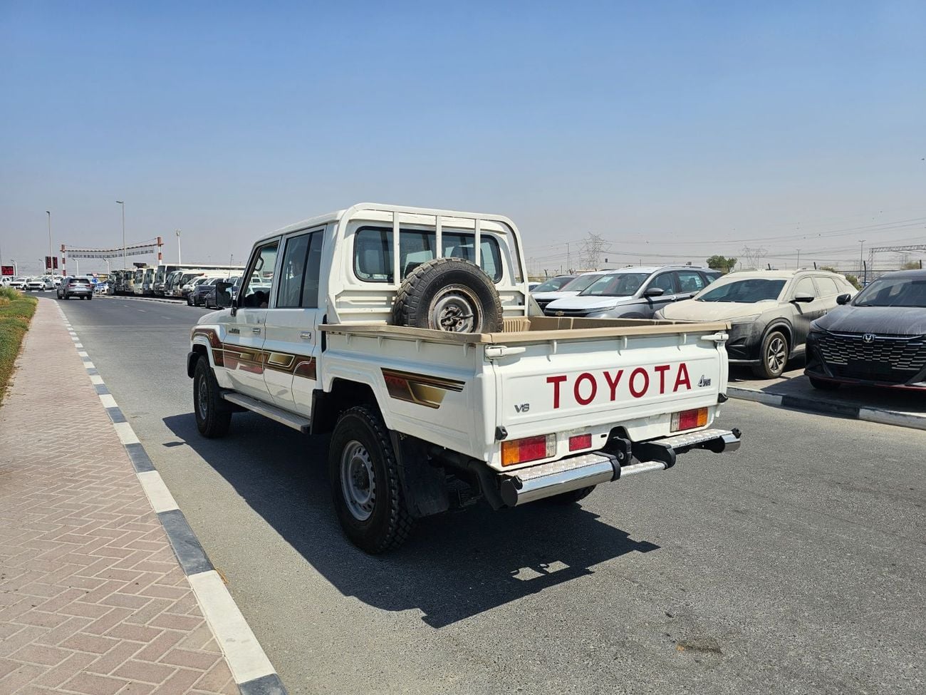 تويوتا لاند كروزر بيك آب Standard 1VD-FTV 4.5L V8 Diesel Engine Manual Gear 4WD 5 Seats 4 Doors